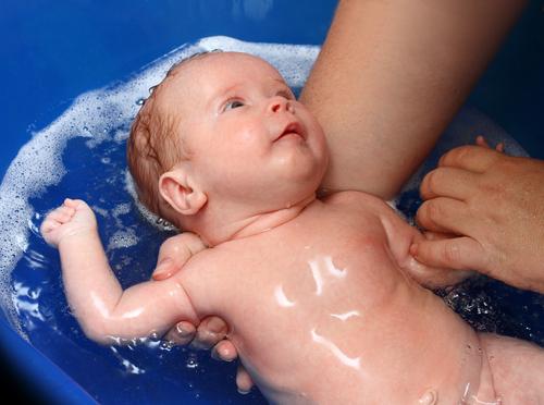 ที่อุณหภูมิควรทารกแรกเกิดจะอาบน้ำ
