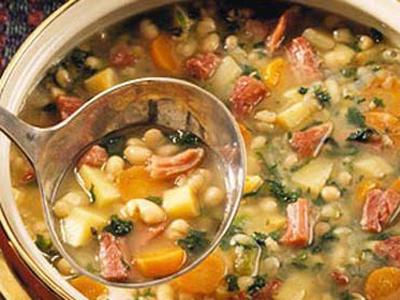 ซุปถั่วกับผลิตภัณฑ์ที่รมควันใน multivark - มันง่ายและอร่อยมาก!