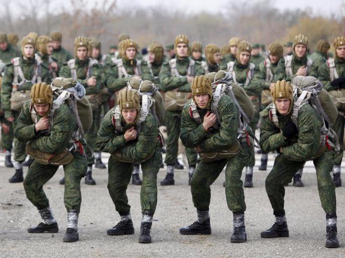 พวกเขาจ่ายเงินเท่าไหร่ในกองทัพรัสเซียโดยการเกณฑ์ทหารและการทำสัญญา?