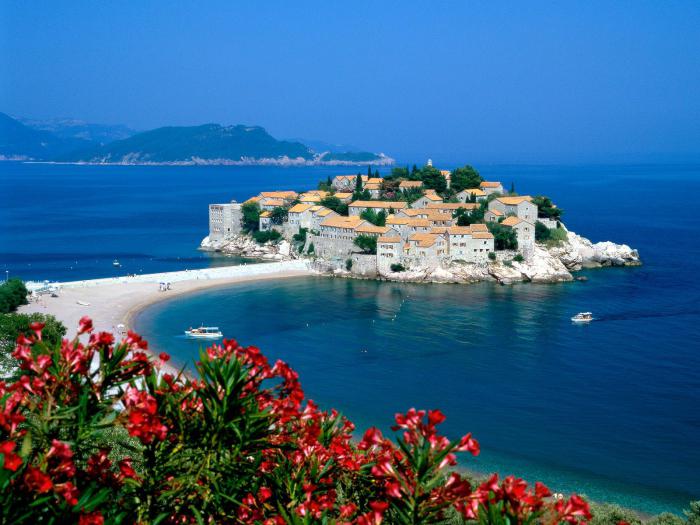 Aquapark in Montenegro: คำอธิบายของโรงแรมที่มีสถานที่ท่องเที่ยวทางน้ำ